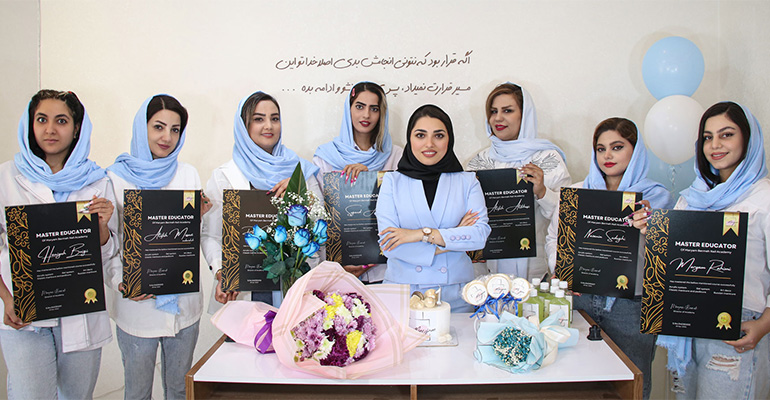 آموزش کاشت ناخن در اصفهان